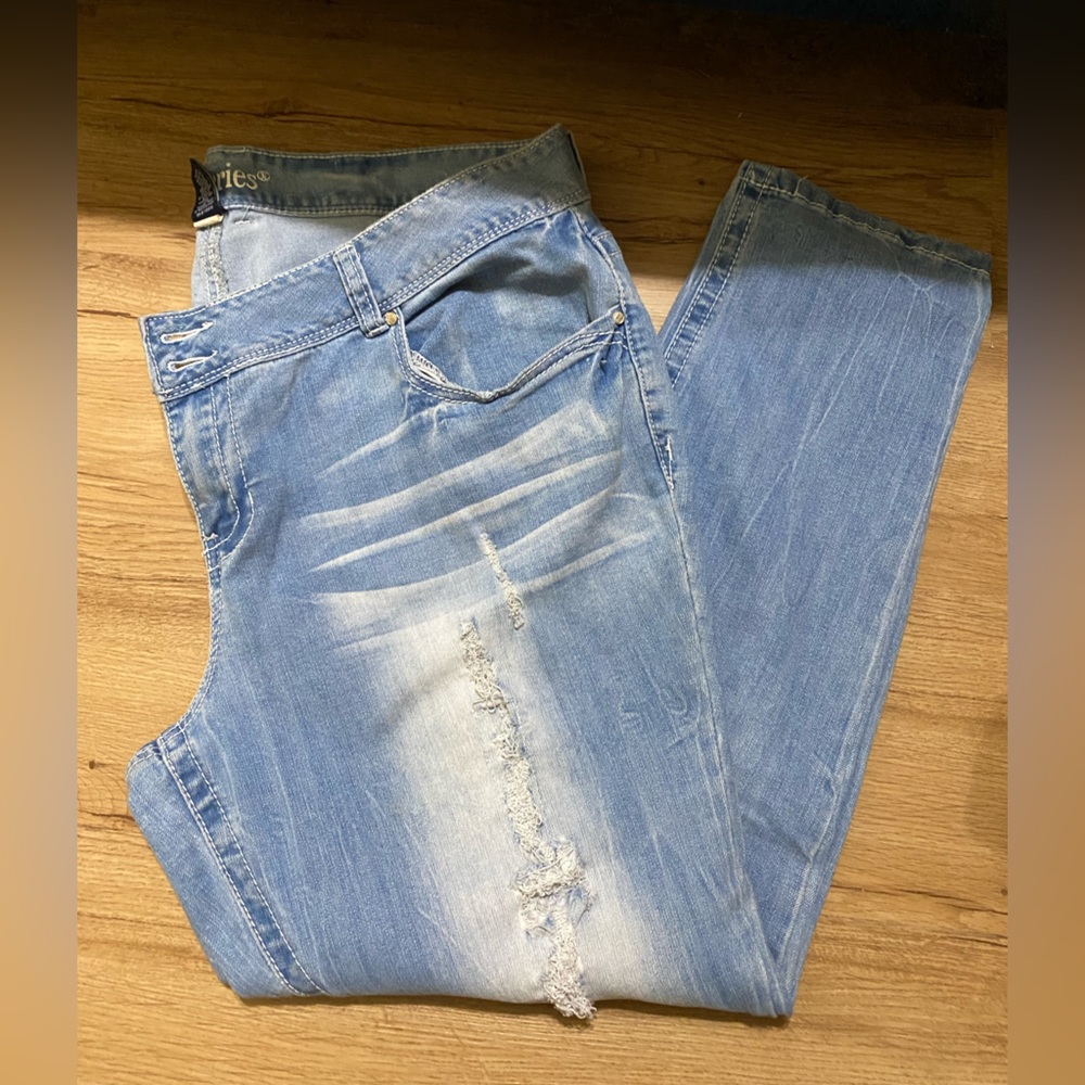 Light wash skinny jeans with rips